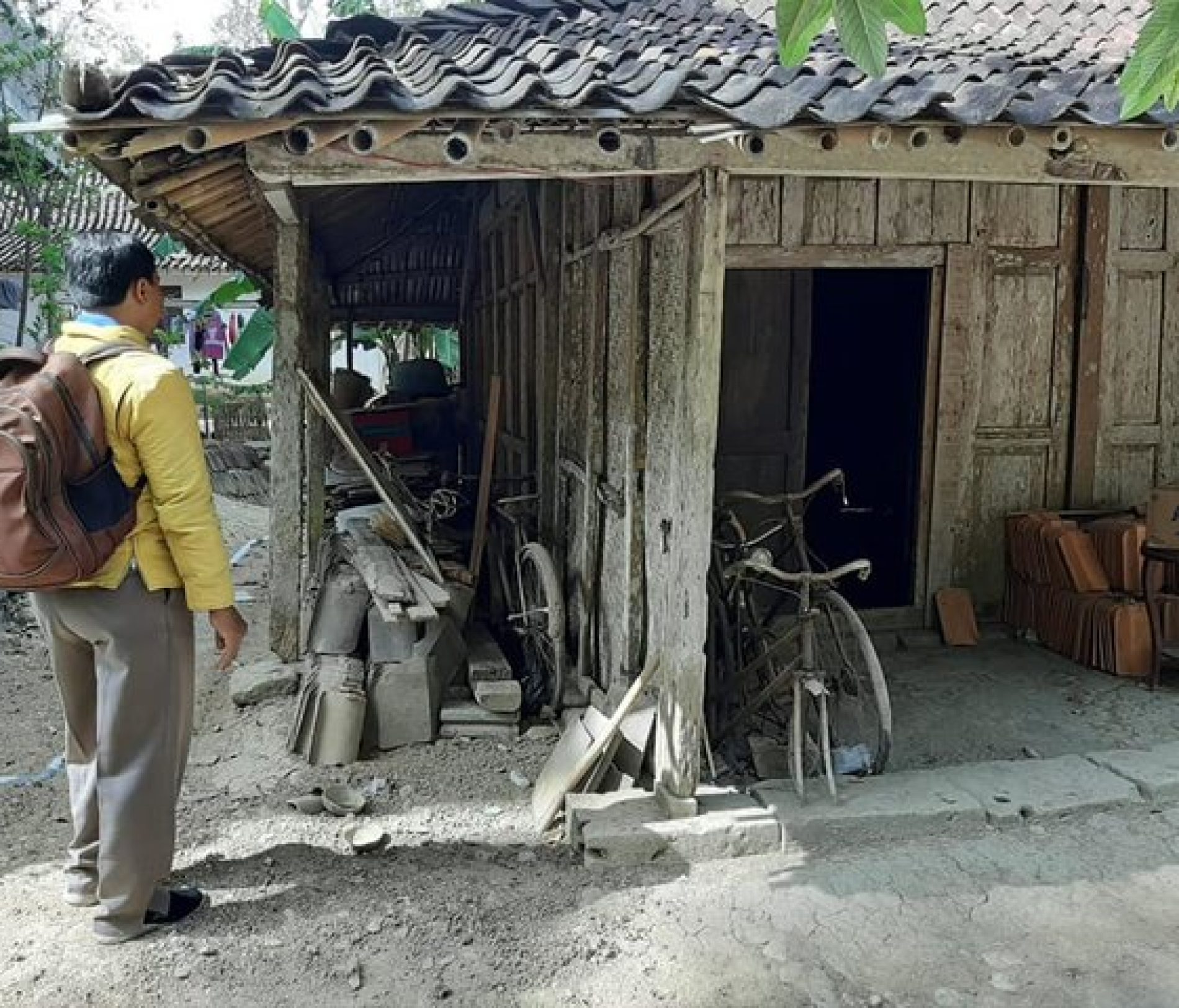 rumah suraji dan wayem sebelum bedah rumah