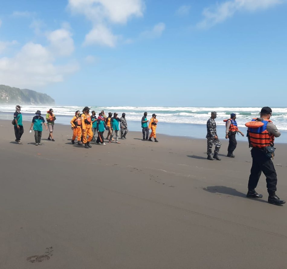 Empat SRU Dikerahkan dalam Pencarian Korban Laka Laut Pantai Parangtritis