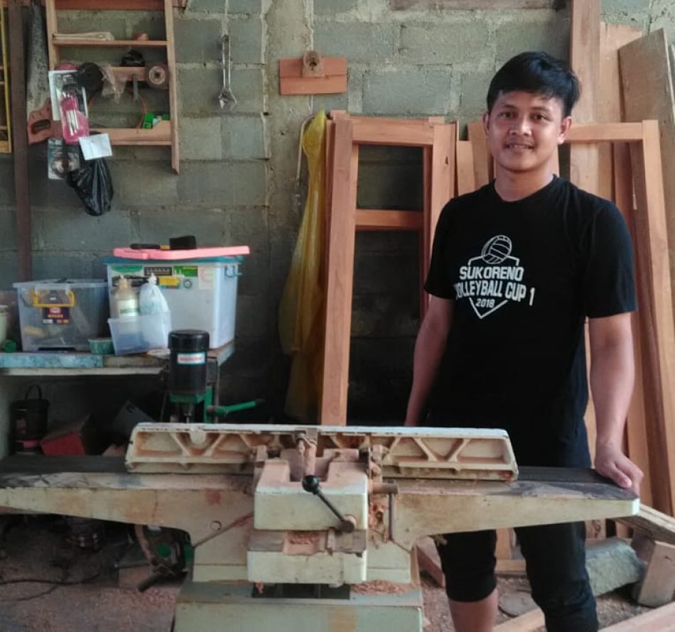 Tekun Kumpulkan Modal, Pak Dukuh Isman Sukses Buka Bengkel Furnitur di Rumah