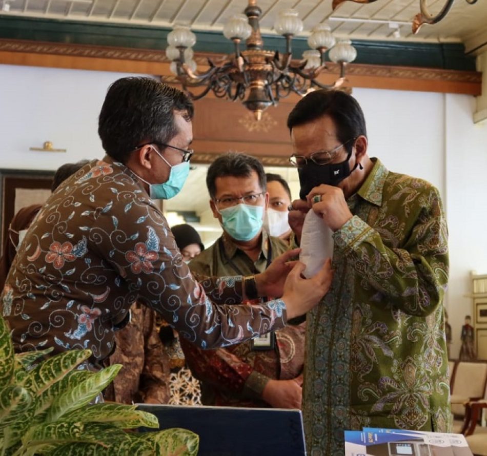 Sultan Mencoba GeNose Alat Diagnosis Covid-19 Buatan UGM