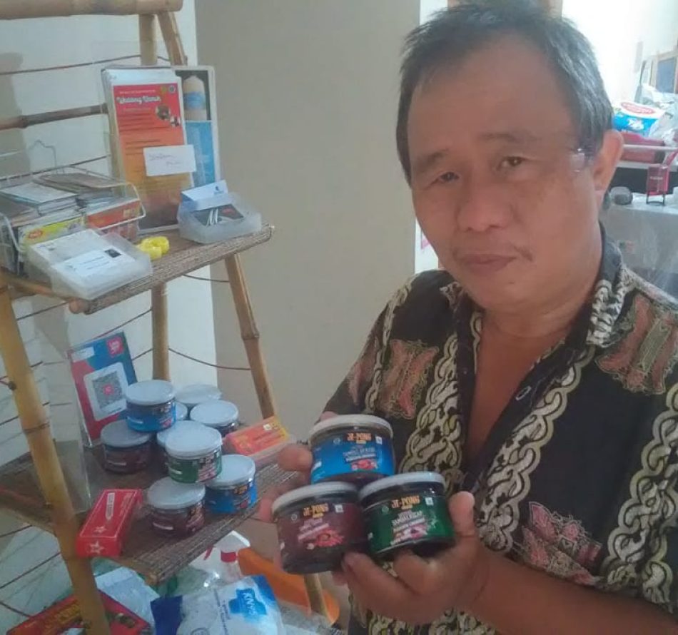 Ekonomi Rumah Tangga Terbantu Berkat Produksi Sambal Kemasan dan Pastel