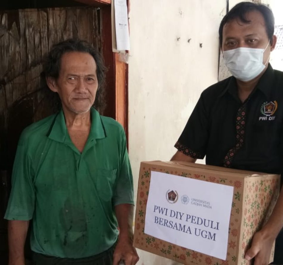 UGM Bersama PWI Peduli Bagikan Sembako