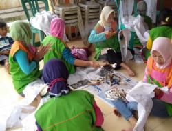 Para Perajin Tudung di Desa Grujugan Ikuti Pelatihan Membatik