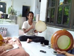 Syifaussuqi Aktif Berlatih Rebana dan Baca Maulid