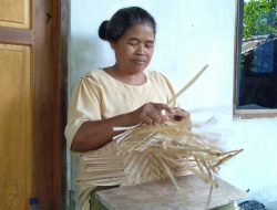 Di Desa Grujugan, Umumnya Warga Menganyam Bambu Bikin Tudung