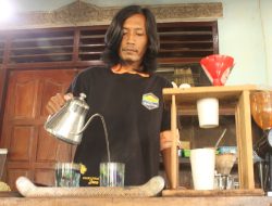 Belajar Membuat Teh Bahan Dasar Bunga Telang di Kopi Oemah Martani