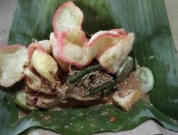 Warung Trubus Pak Gendut Sajikan Menu Khas Lotek dan Rujak Sehat