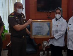 Mampu Kembalikan Aset Negara dan Ungkap Korupsi, Kejari Diberi Penghargaan Bupati