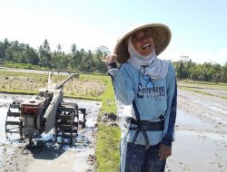 Iis Sosok Kartini Masa Kini, Jalankan Mesin Traktor Demi Bantu Orangtua