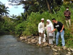 Lestarikan Ikan Endemik, Pasangan Pengantin Lepas Benih Ikan di Kali Papah