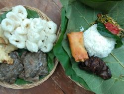 Sego Dhuawar, Nasi Menul-menul Plus Oseng Kembang Kates Berbungkus Daun Jati