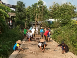 Warga Manggisan Gotong Royong Rawat Jalan