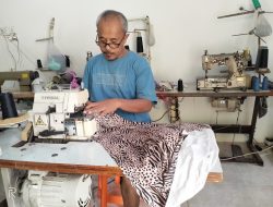 Belajar Menjahit Otodidak, Sumarsono Dirikan Konveksi Rumahan