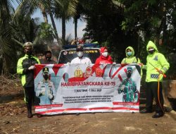 Desa Brecek Masuk Zona Merah Covid-19, Satlantas Polres Purbalingga Bantu Penyemprotan Disinfektan
