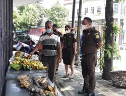 Bakti Sosial di Tengah Pandemi, Jaksa Purbalingga Borong Dagangan Pedagang