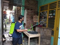 Tim 10 Relawan TPS3R Bank Samiun Lakukan Penyemprotan Disinfektan