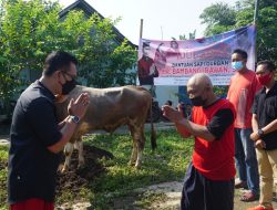 Ketua DPRD Purbalingga Serahkan Kurban ke Warga Kelurahan Kalikabong