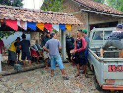 Warga Padukuhan Karangwetan RT 19 Gotong-royong Dirikan Gardu Ronda