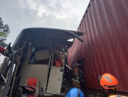 Tubruk Bagian Belakang Truk Kontainer, Kondisi Bus Sugeng Rahayu Ringsek Parah