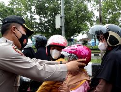 Operasi Patuh Candi 2021, Polres Purbalingga Bagikan 66 Helm