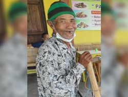 Kakek 70 Tahun Naik Sepeda Tawarkan Lincak Bambu