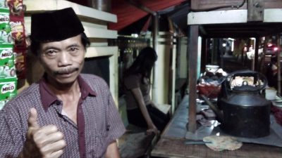 Muji Syukur; Sukses Jualan Sego Kucing Belikan Mobil Bagi Dua Anaknya