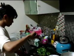 Peserta Diklat Jurnalisme Pangan Memasak Sendiri