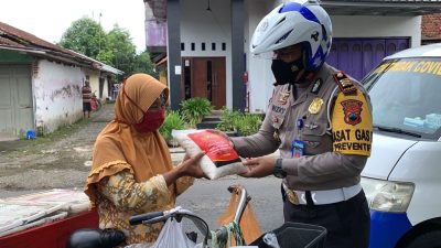 Hari Pertama Operasi Zebra Candi 2021, Polres Purbalingga Bagikan Sembako
