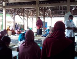 Para Pedagang Pasar Kranggan Galur Belajar Pemasaran Online di Los Pasar
