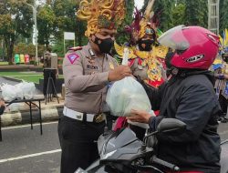 Operasi Zebra Candi 2021, Polisi Bagikan Sayuran, Helm dan Masker dengan Kostum Kerajaan