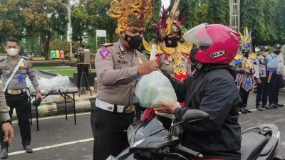 Operasi Zebra Candi 2021, Polisi Bagikan Sayuran, Helm dan Masker dengan Kostum Kerajaan
