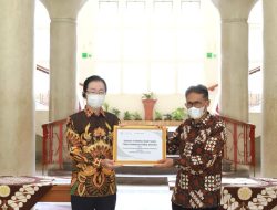 UGM Terima Hibah Satu Unit Truk Hino Dutro dari PT HMMI