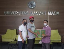 Dies Natalis ke-72 UGM Salurkan Sembako kepada Wartawan