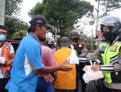 Polwan Satlantas Polres Purbalingga Bagikan Takjil Selama Ramadan