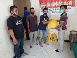 Polda DIY Beri Bantuan Sembako pada Para Pendorong Gerobak Terdampak Relokasi PKL Malioboro