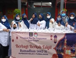 Dharma Wanita dan Pegawai Rupbasan Purbalingga Bagikan Takjil