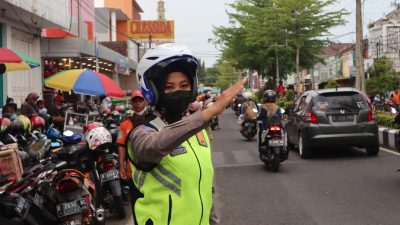 Urai Kemacetan, Polres Purbalingga Terjunkan Polwan