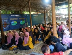 Jalani “Study Excursie” Mahasiswa Unija Belajar Digitalisasi Desa di Bawah Pohon Pring