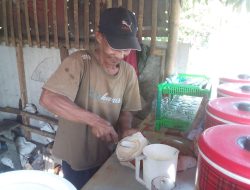 Belasan Warung Kelapa Muda Buka di Jalan Raya Rawalo-Wangon