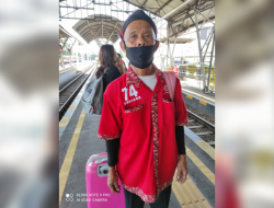 Budiono, 58 Tahun Jadi Portir Stasiun Tugu
