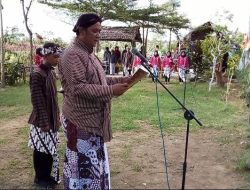 Warga Kularan Kenakan Busana Jawa Gelar Upacara Bendera