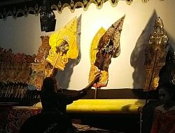 Merti Bumi Ampih, Gelar Pentas Wayang Kulit