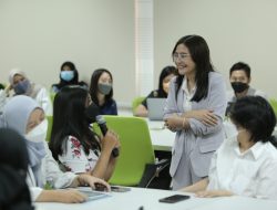 Aktris Prilly Latuconsina Mengajar Mahasiswa UGM