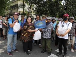 UGM Peduli, Bagikan 50 Paket Sembako di Sekitar Kampus