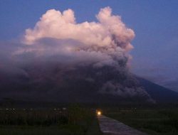 Gunung Semeru Semburkan “Wedus Gembel”: Awan Panas Guguran Beda dengan Awan Panas Erupsi