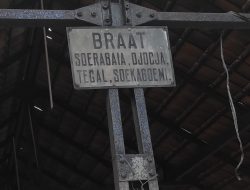Apa arti tulisan BRAAT, SOERABAIA, DJOGJA, TEGAL, SOEKABOEMI di Pasar Bendosari