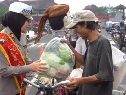 Tak Hanya Tilang, Operasi Keselamatan Candi Juga Bagi-bagi Sayuran Gratis