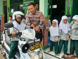 Anak-anak RA Masyithoh Wonobroto Gembira Saat Naik Motor dan Mobil Polisi