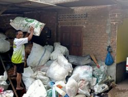 Tak Minder Mengepul Rosok, Suyanto Biayai Anak Lulus Pascasarjana