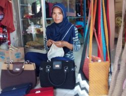 Dulu Hanya Tas dan Dompet Rajut, Kini Sumartini Rambah Produk Mukena dan Sprei